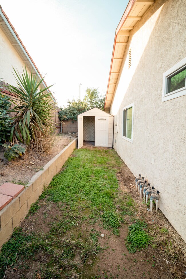 Building Photo - Spacious 4 Bed / 2 Bath Pool Home in Prime Corona Location!