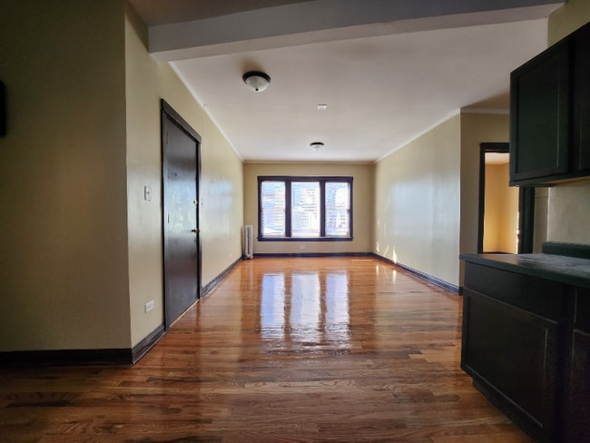 Building Photo - 953 N Pine Ave