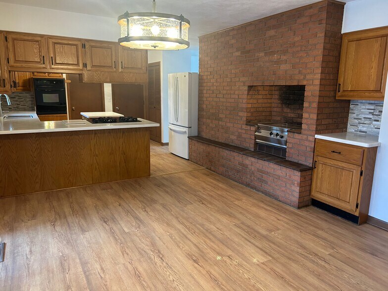 Dining area w/built in grill - 1511 Hillcrest Ct