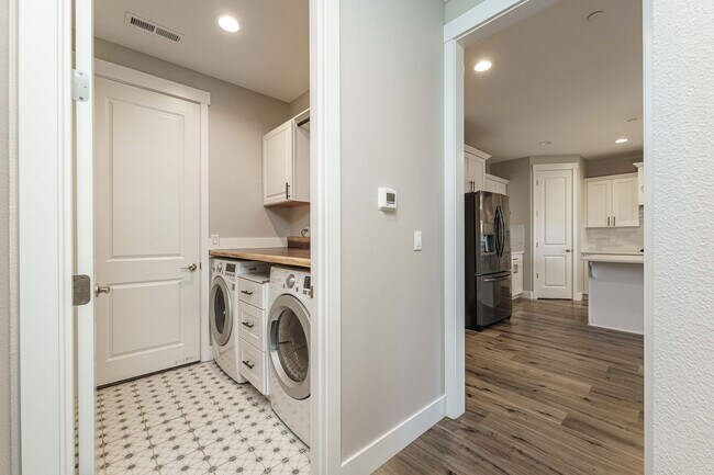 Building Photo - 8989 N Kale Cir