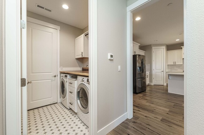 Building Photo - Charming 3-Bedroom, with Office and 2 Bath...