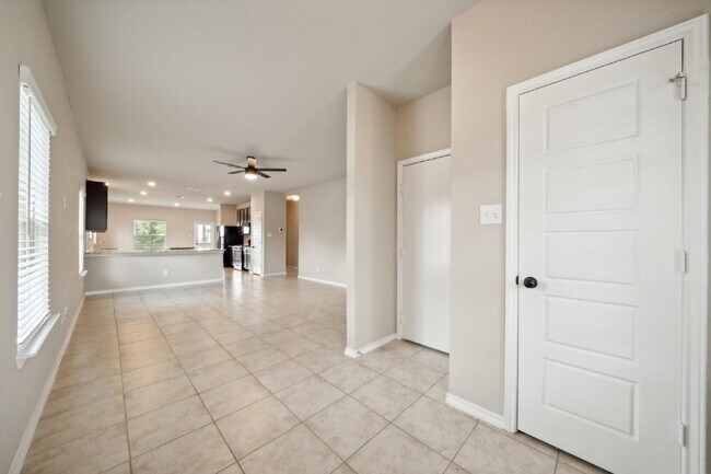 Building Photo - Price Improvement! This 4 bed, 2.5 bath ho...