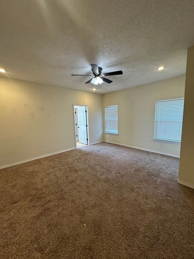Building Photo - Stunning and Spacious 4 Bed Home! Parkview School District!