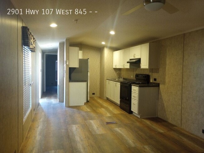 Building Photo - 2 bed 1 bath available!