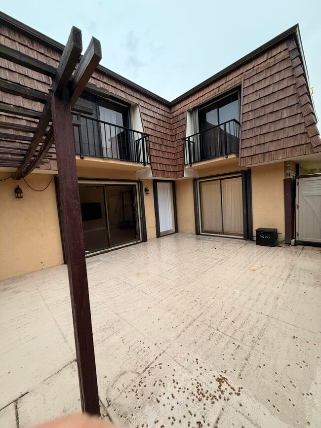 Building Photo - 1405 14th Ln