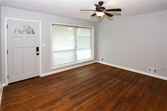 Building Photo - 667 Tara Cir SE