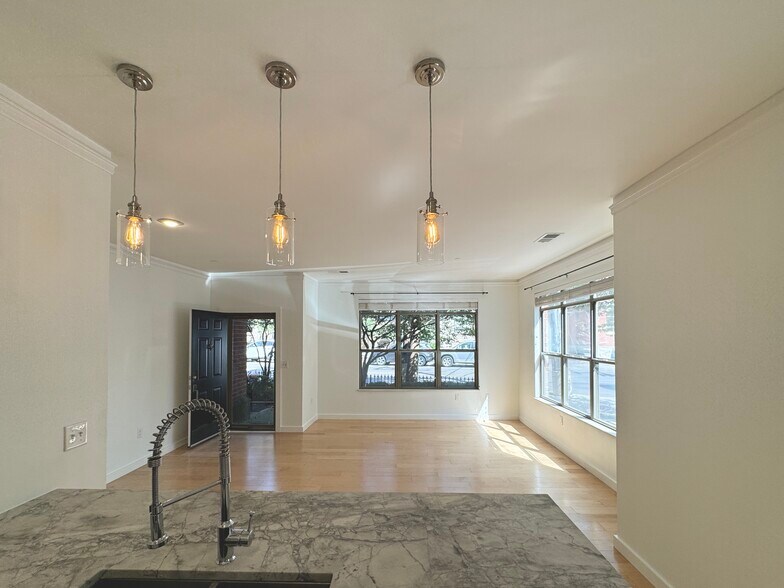 Building Photo - 27 Buttles Ave