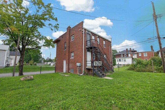 Building Photo - 1104-1106 Oakwood Ave