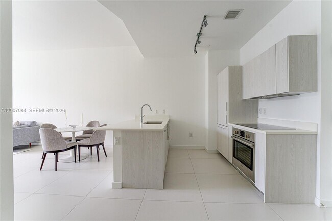 Building Photo - 501 NE 31st St