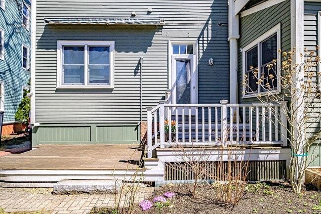 Building Photo - Beautiful First-Floor Condo in Portland’s West End