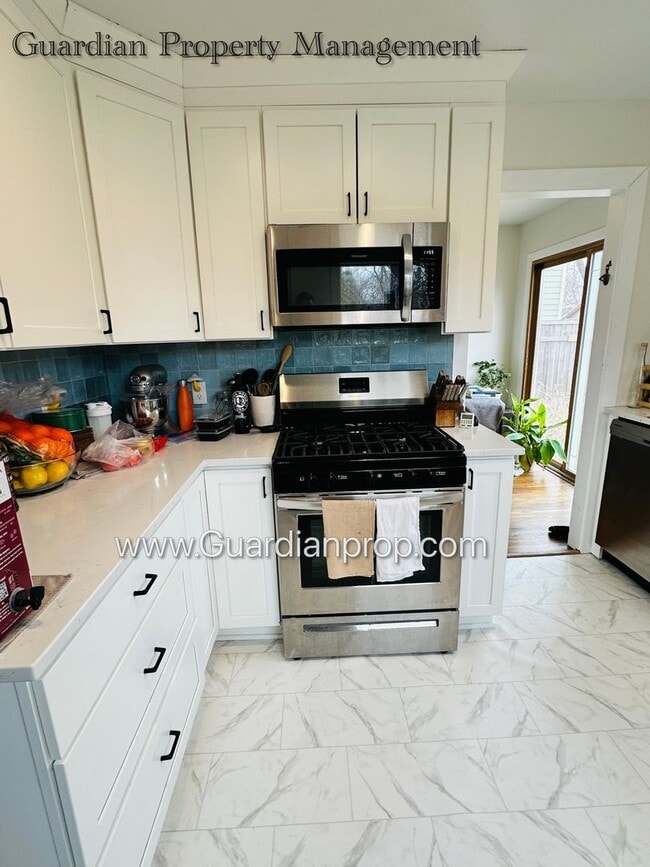 Building Photo - St Louis Park Single Family Home, Dishwasher, Garage, Patio