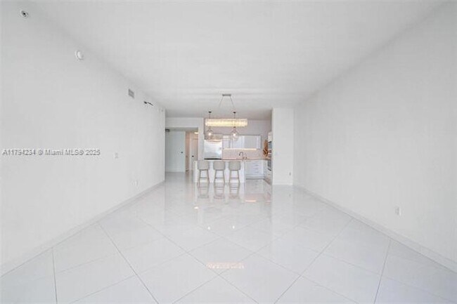 Building Photo - 2020 N Bayshore Dr