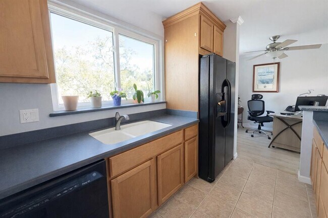 Building Photo - 1101 Victoria Dr