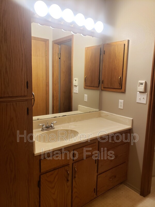 Building Photo - 1545 Bluebird Ln