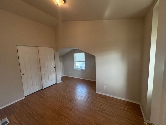 Building Photo - Peaceful Small-Town Getaway!