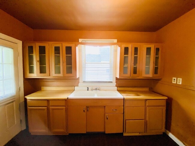 Building Photo - Adorable 2bdrm/1bth Bungalow Conveniently ...