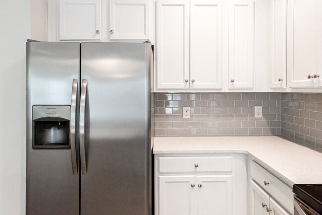 Building Photo - 715 W Vincent Dr