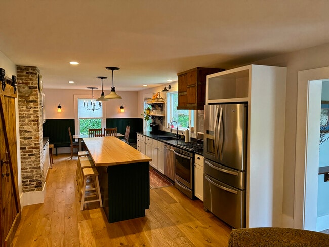 Building Photo - 147 Lincolnville Ave