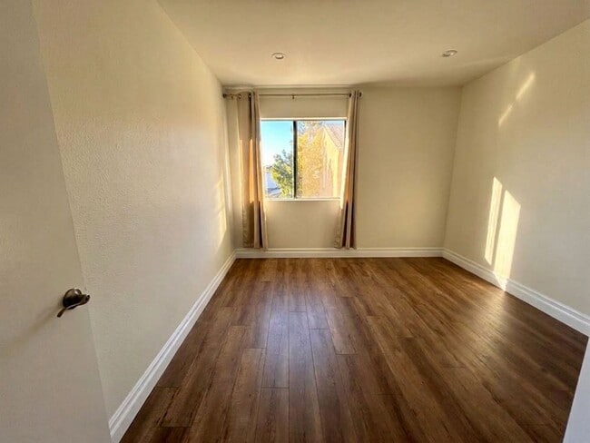 Building Photo - Charming End-Unit Townhome in the Heart of Chatsworth