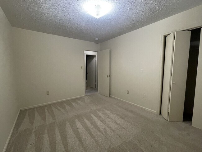 Building Photo - 4003 Governors Square