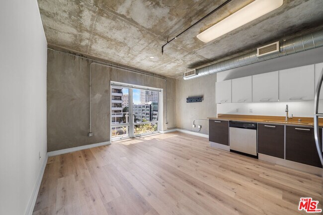 Building Photo - 645 W 9th St