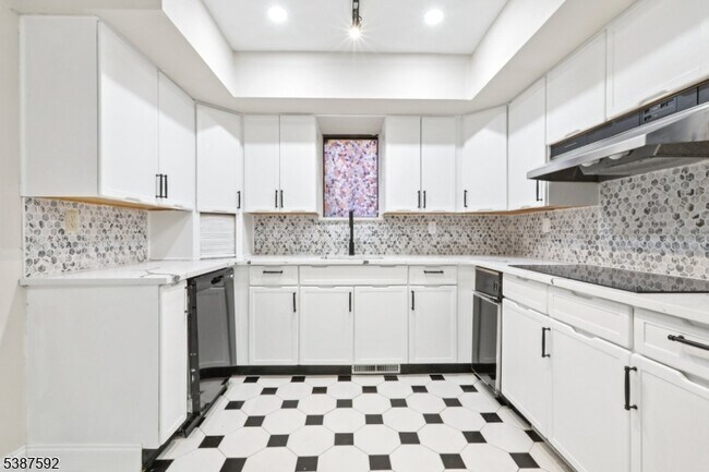 Building Photo - 5 Millay Ct