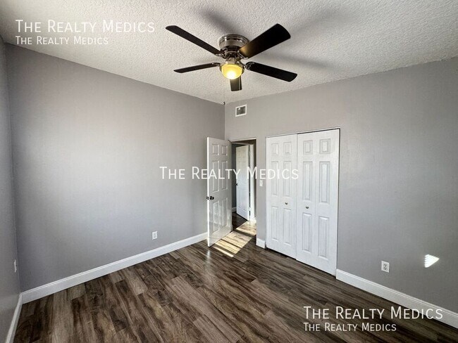 Building Photo - 1102 Egan Dr