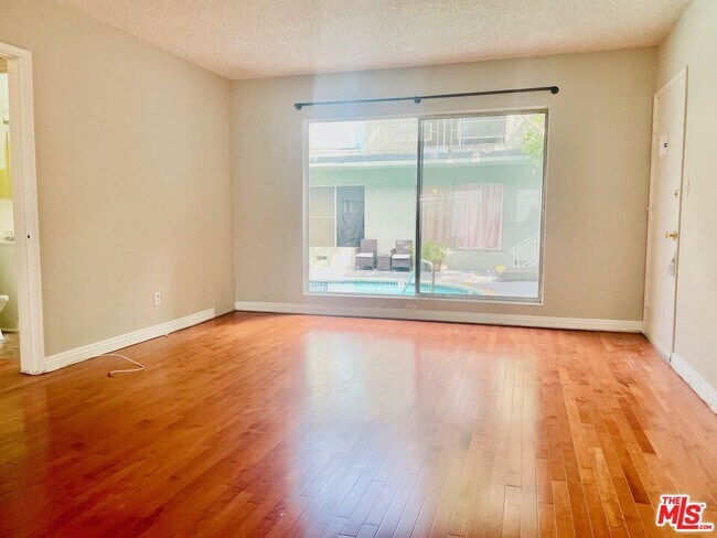 Building Photo - 941 N San Vicente Blvd