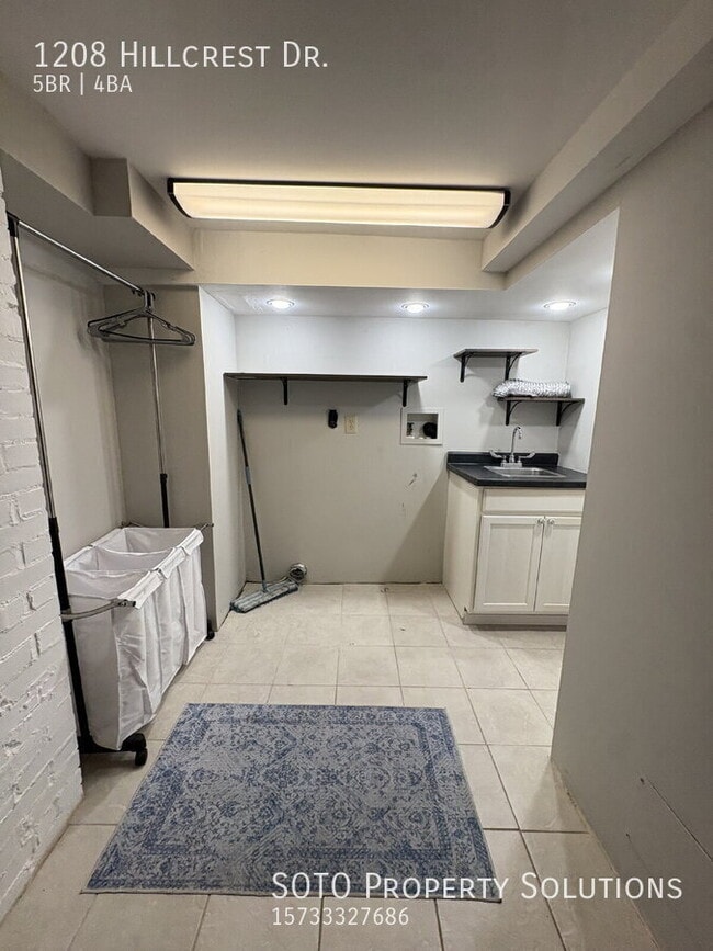 Building Photo - 1208 Hillcrest Dr