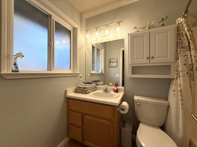 Building Photo - 1574 Kona Dr