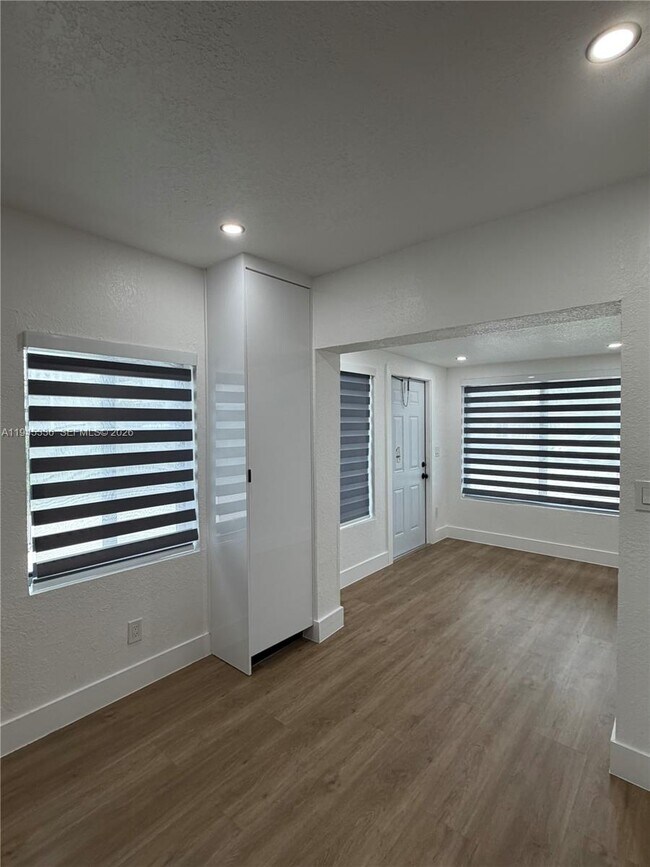 Building Photo - 12400 NE 11th Ct