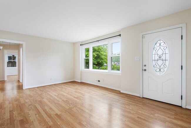 Building Photo - $2,300 / 3 br / 1.0 ba / 1,008 sqft