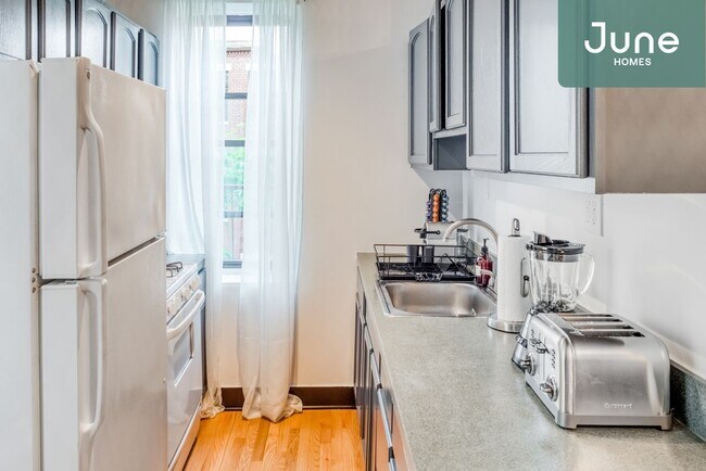 Building Photo - Queen room in 5-bed/1.0-bath Home