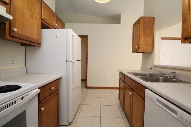 Building Photo - Coastal Living in Gulf Breeze! Spacious 2BR/2BA Duplex with Tile Floors, Laundry Room & Dishwashe...