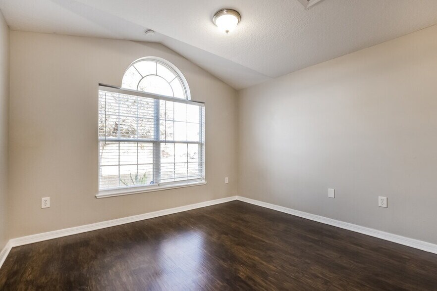 Building Photo - 5390 Silver Thistle Ln