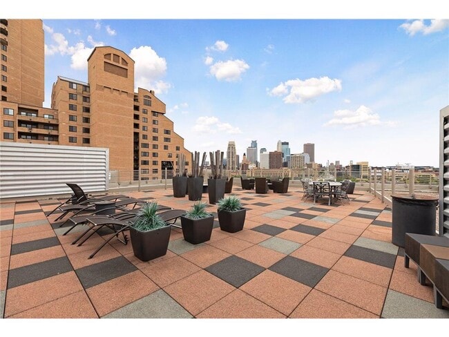 Building Photo - 150 NE 2nd St