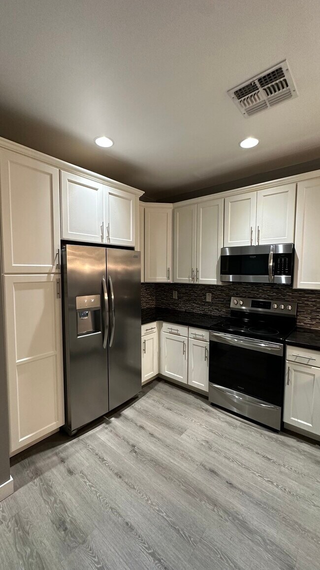 Building Photo - 3/2.5 Condo in Gated Complex