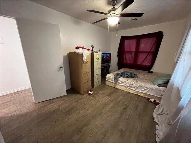 Building Photo - 1110 W Elder Ave