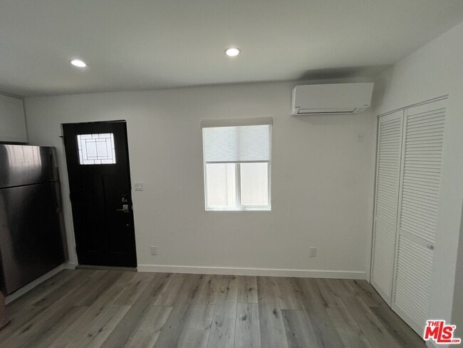 Building Photo - 5901 1/2 Encino Ave