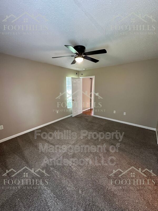 Building Photo - 1419 Oak Hill Dr