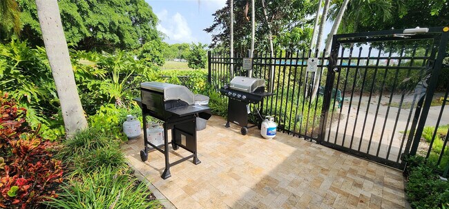 Building Photo - 3150 N Palm Aire Dr