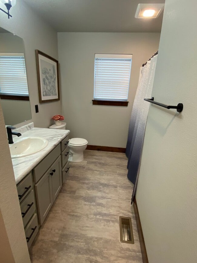 Building Photo - 3 bed/2bath Hamilton home