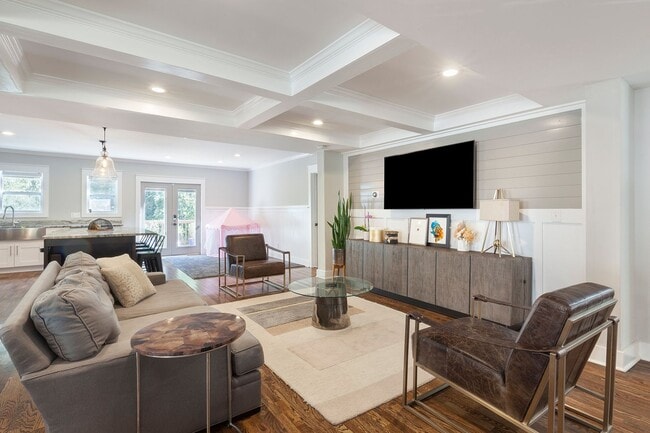 Building Photo - Gorgeous 4/3.5 w/ Bedroom on Main & Large,...