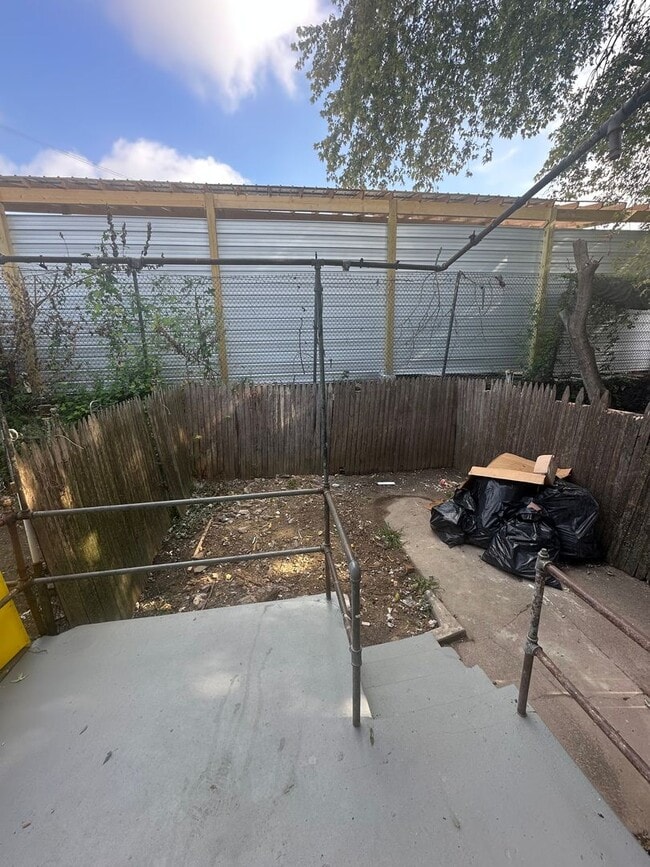 Building Photo - 3 Bed / 1 Bath Fully Renovated Row Home in...