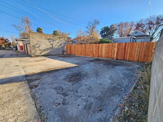 Building Photo - 811 V St
