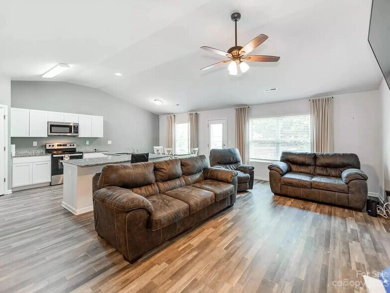 Building Photo - 1016 Amberlight Circle