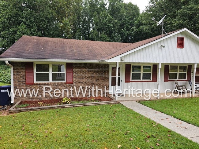 Building Photo - FANTASTIC 2 BEDROOM 1.5 BATH DUPLEX WITH ALL THE UPGRADES / GREAT LOCATION