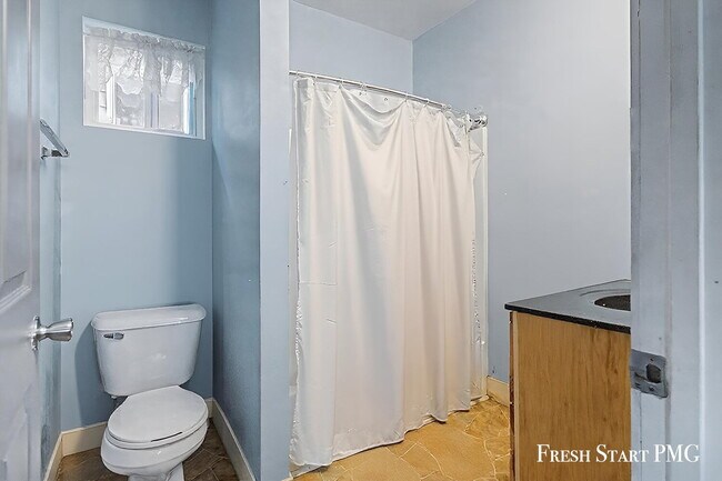 Building Photo - Spacious 5-Bed Home with 2.5 Baths