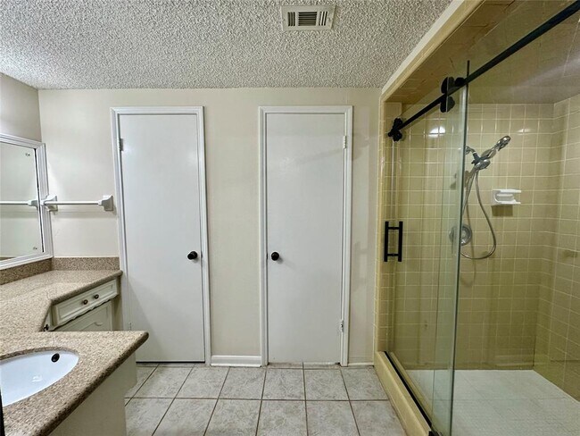 Building Photo - 10730 Briar Forest Dr