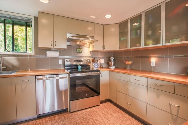 Building Photo - Lovingly Maintained with Designer Finishes...